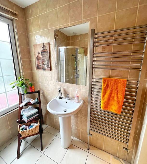 True Colours Apartment In Central Location Bangor  Exteriér fotografie