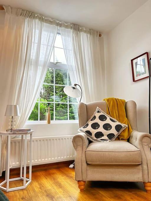 True Colours Apartment In Central Location Bangor  Exteriér fotografie