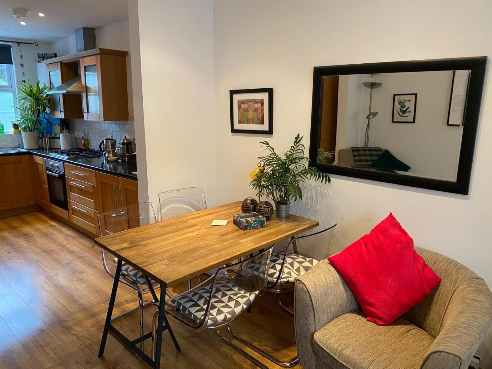 True Colours Apartment In Central Location Bangor  Exteriér fotografie